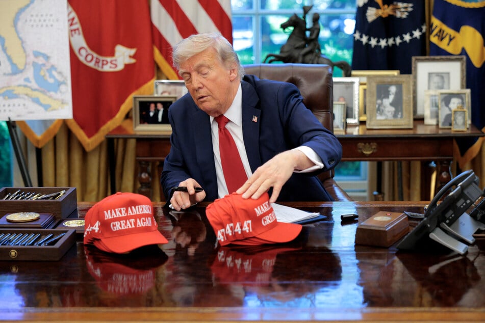 Donald Trump überprüft die Qualität seiner ikonischen Mützen, die in China gefertigt werden.