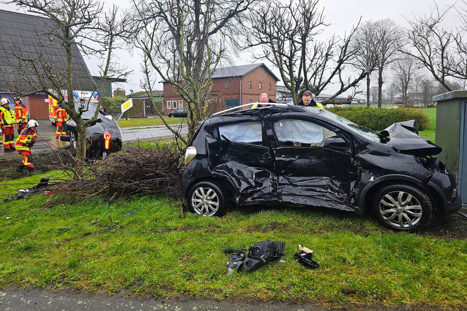 BMW und Opel krachen auf Kreuzung zusammen: Drei Verletzte