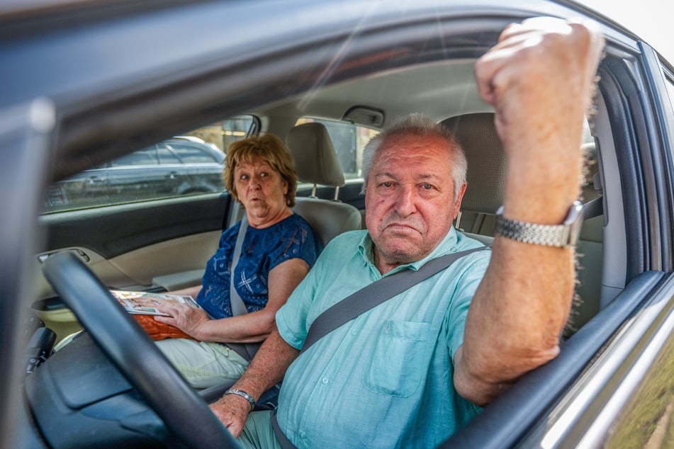 "Furchtbar!", schimpfte dieser Autofahrer (79) im Stau und schwang seine Faust.