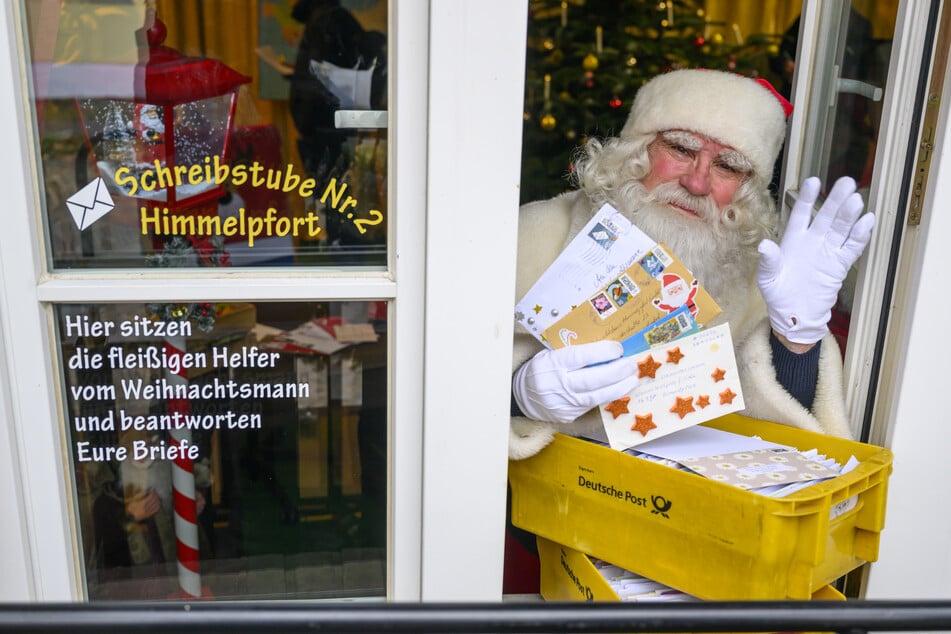 Der Weihnachtsmann hat seine Arbeit in seiner Postfiliale in Himmelpfort aufgenommen.