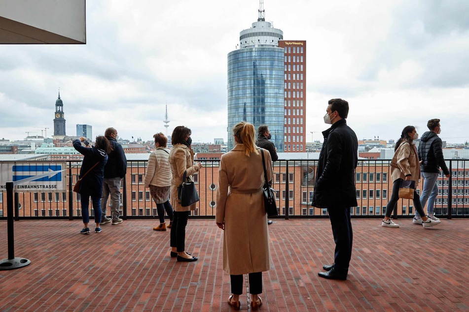Besucher stehen auf der Plaza der Elbphilharmonie.