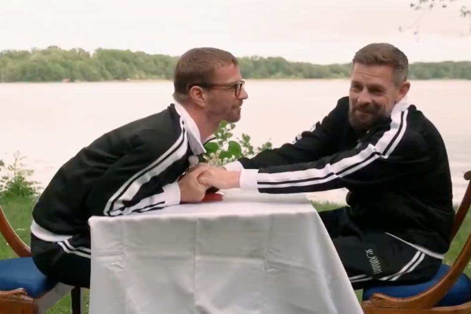 Für Klaas Heufer-Umlauf (42, r.) war die Situation sichtlich unangenehm. Joko Winterscheidt (46) kostete das aus.