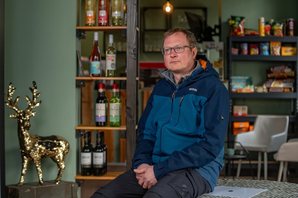 Marcel Wünsche (46) bleibt auf all dem Zeug in seinem Späti sitzen.