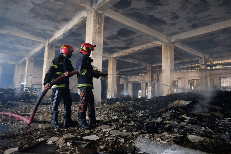 Die Einsatzkräfte kämpften mehr als 20 Stunden gegen den Brand.