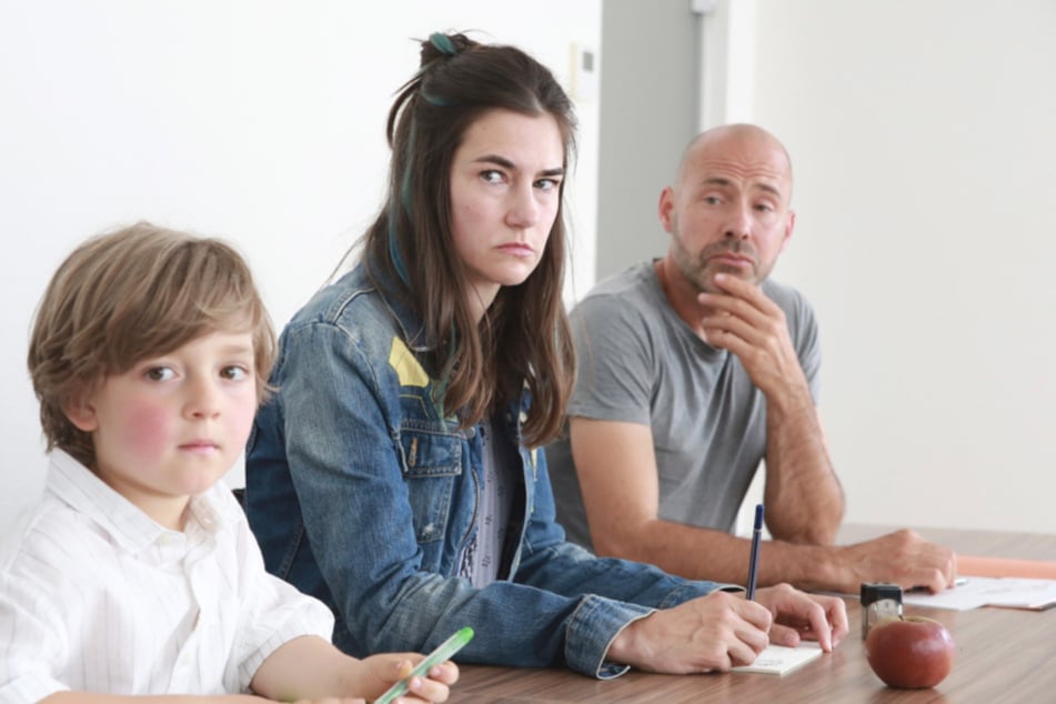 Eva Hütter (Nadine Dubois, 42) begreift, dass sie das Sorgerecht für ihren Sohn Benjamin (Lio Vonnemann) verlieren wird.