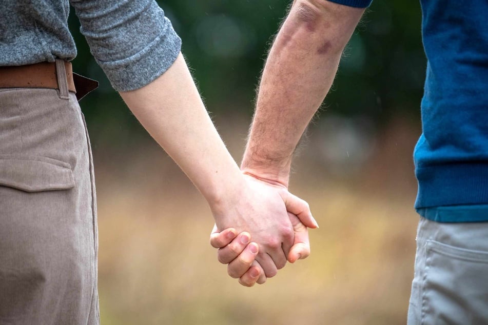 Auch das Händehalten ist eine Form der Verbundenheit und Liebe.