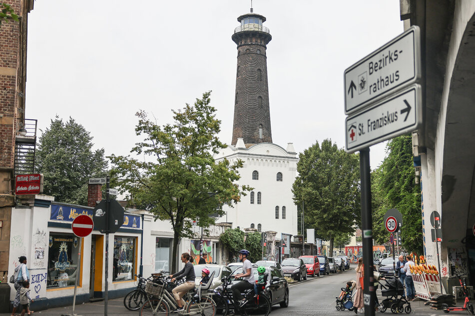 Die beiden Straßen liegen in unmittelbarer Nähe zum Ehrenfelder Wahrzeichen, dem Helios-Leuchtturm.