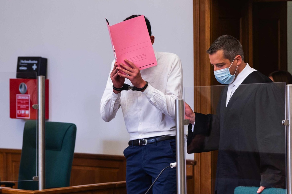 Der Angeklagte (links) wird von seinem Anwalt Moritz Klay (r.) in den Saal vom Landgericht geführt.