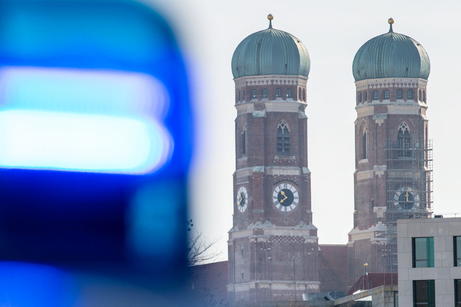 Im Münchner Stadtteil Aubing ist eine 55 Jahre alte Frau in der eigenen Wohnung attackiert und bestohlen worden. (Symbolbild)