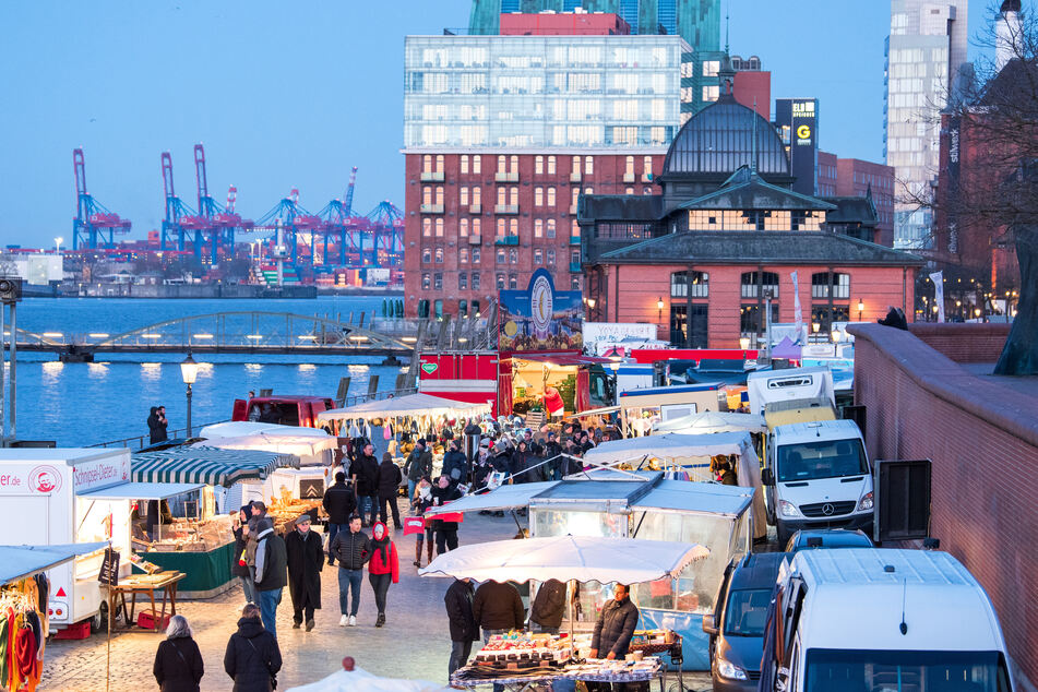 Wocheneinkauf zwischen Attraktion und Elbe - am Fischmarkt wird jeden Sonntag eifrig gehandelt.