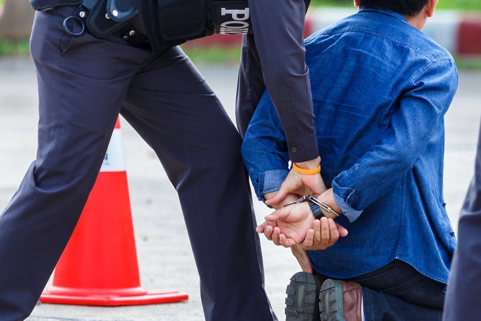 Betrunken und bewaffnet: Junger Mann nach Wohnungsrandale festgenommen