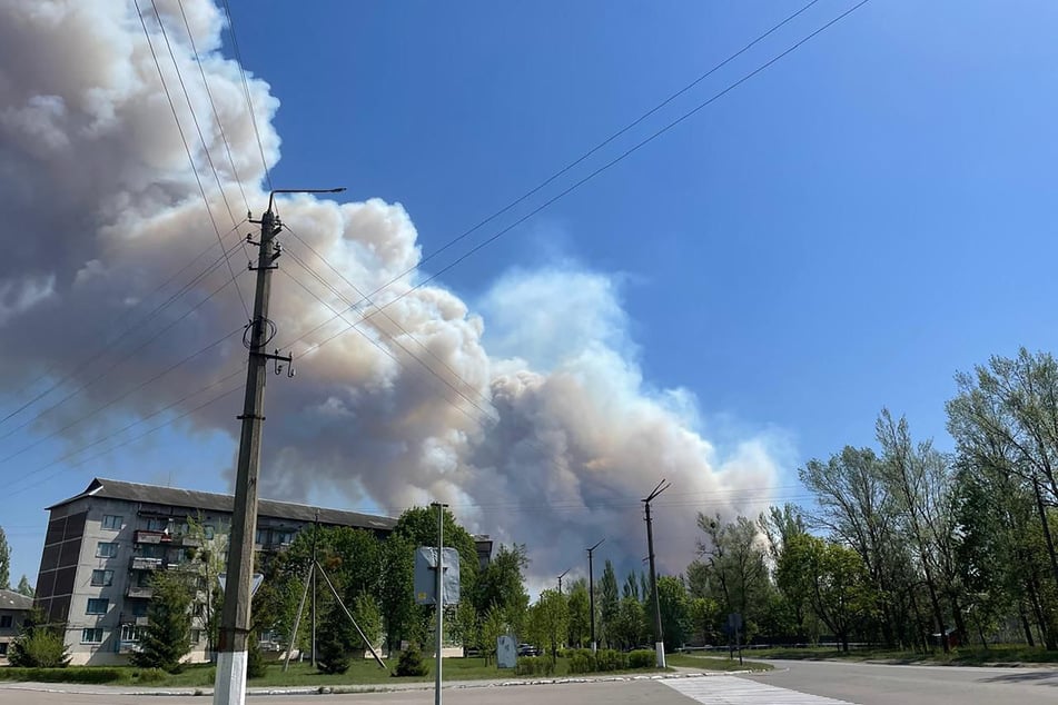 In der Sperrzone um das einstige Atomkraftwerk Tschernobyl in der Ukraine ist nach einem Drohnenabsturz ein großer Waldbrand ausgebrochen.