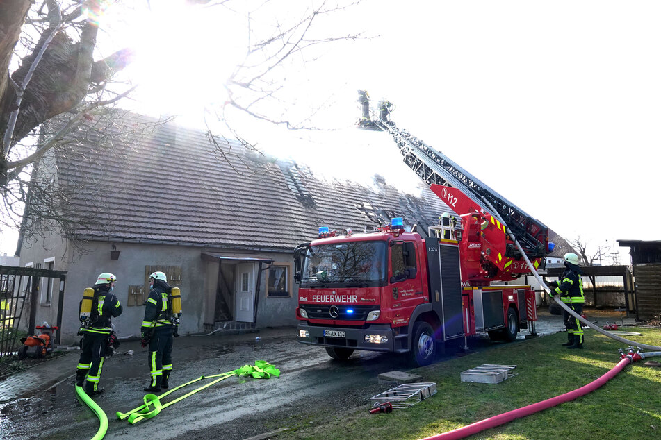 Der Brand griff auf den Dachstuhl des Hauses über.