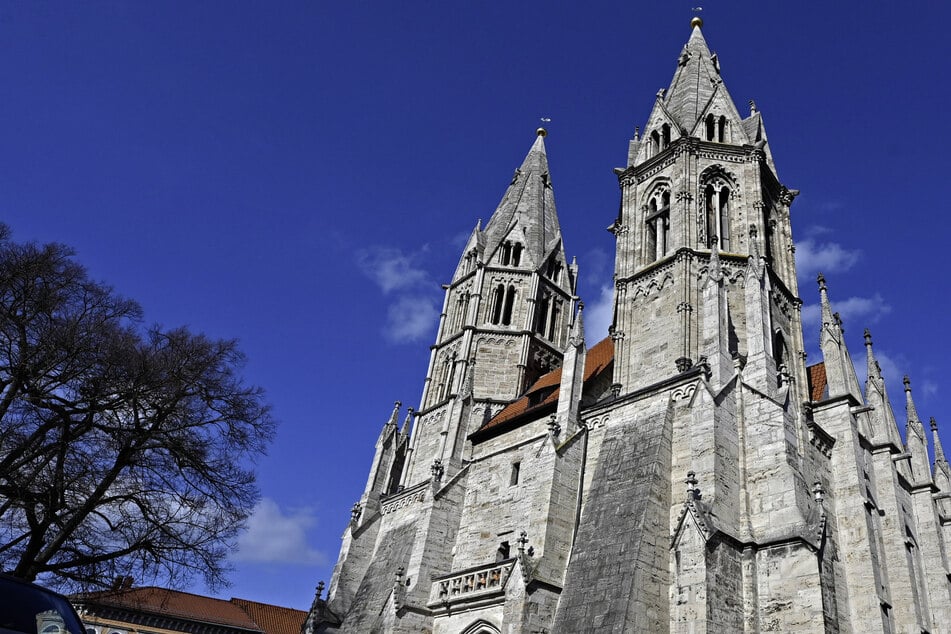 Der Mann steht im Verdacht, Mitte August an der Kirche in Mühlhausen mit Brandbeschleuniger ein Feuer gelegt zu haben. (Archivbild)