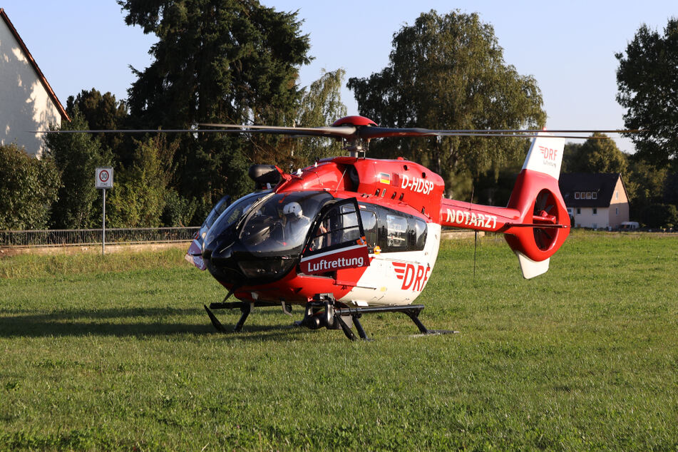 Der Motorradfahrer (42) musste nach der Erstversorgung mit einem Hubschrauber in eine Klinik geflogen werden.