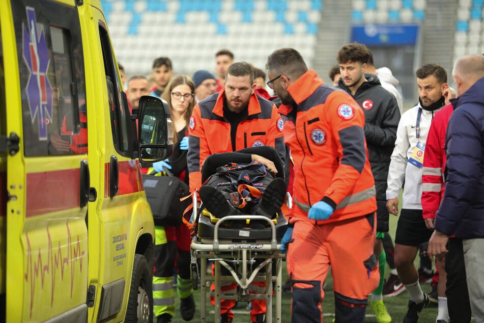 Der türkische U21-Nationaltrainer Egemen Korkmaz (43) musste per Rettungswagen aus dem Stadion gebracht werden.