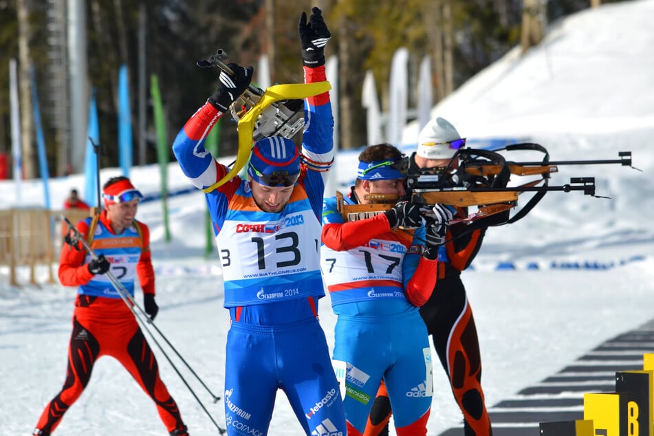 Der beliebte Wintersport Biathlon kombiniert Skilanglauf und Schießen.