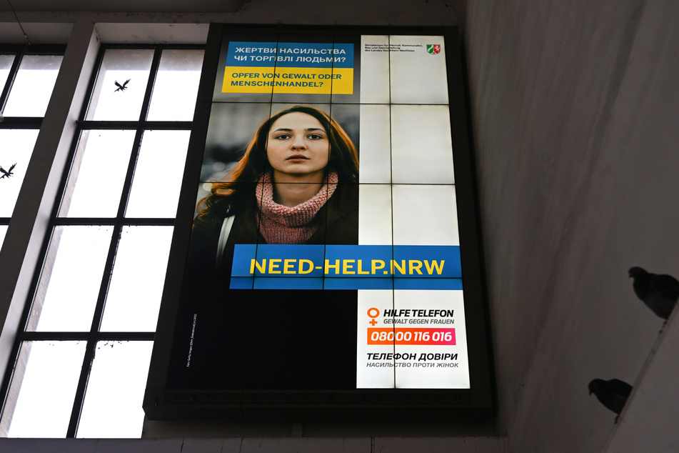 Um Menschenhandel und Ausbeutung im Fluchtkontext vorzubeugen, hat die Landesregierung Nordrhein-Westfalen eine landesweite Öffentlichkeitskampagne in den Bahnhöfen der großen Städte gestartet.