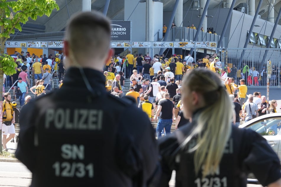 Zahlreiche Beamte der Polizeidirektion Dresden, der Bereitschaftspolizei und der Bundespolizei sind rund um das Sachsenderby im Einsatz.