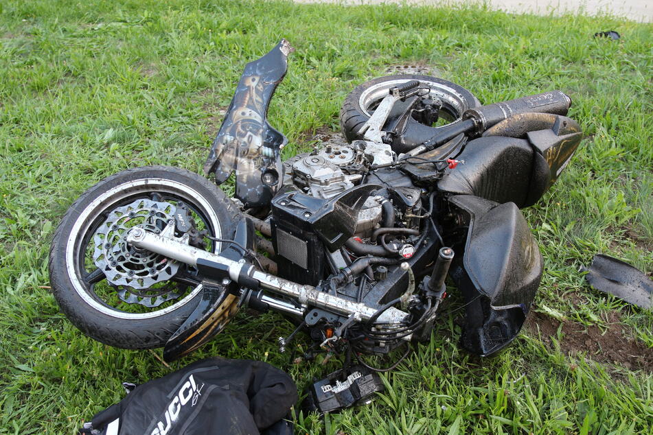 Durch den Zusammenprall mit dem Baum wurde das Motorrad schwer beschädigt.