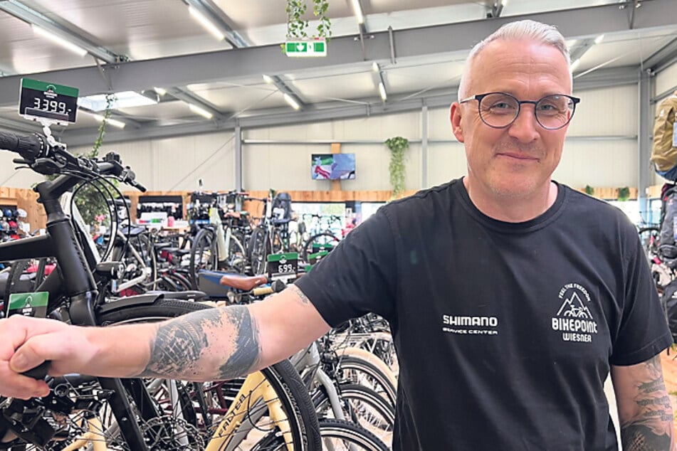Fahrradhändler Stefan Wiesner (49) hat jetzt alle Filialen aufgerüstet.