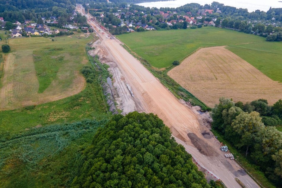 Die Umweltorganisation BUND kritisiert Baumaßnahmen, wie hier am Schweriner See, bei denen das Randmoor abgetrennt wird.