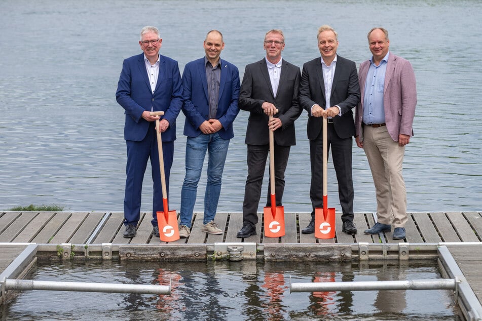Am Mittwoch war schonmal die symbolische Übergabe der Spaten mit SachsenEnergie-Chef Frank Brinkmann (59, 2.v.r.) und OB Dirk Hilbert (54, FDP, r.).