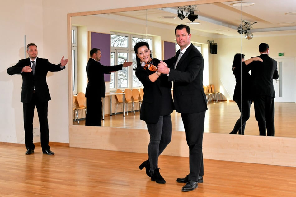 Die Tanzlehrer Sabine (48) und Tassilo Lax (49) demonstrieren mit Tanzlehrer Jens Pötschke (45, l.), wie Corona-Regeln beim Individualunterricht eingehalten werden können.