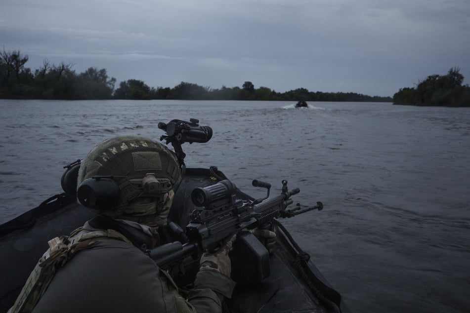 Ukrainische Soldaten auf einem Boot im Dnipro an der Frontlinie. (Archivbild)