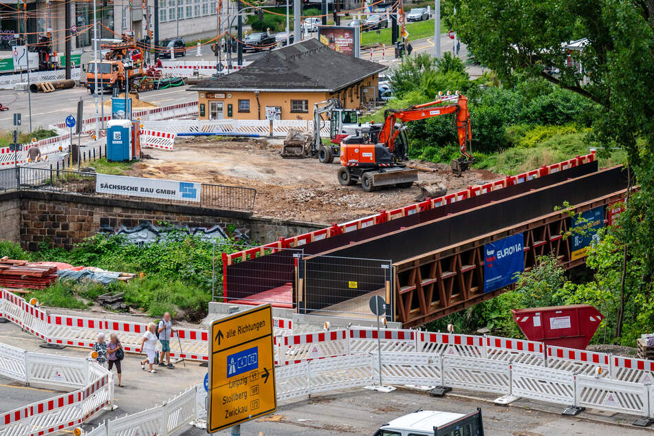 Die beiden Behelfsbrücken am Falkeplatz bleiben voraussichtlich bis Ende August gesperrt.