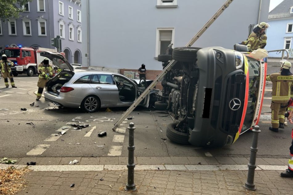 Der Rettungswagen kippte nach dem heftigen Zusammenprall in Kaiserslautern auf die Seite um.