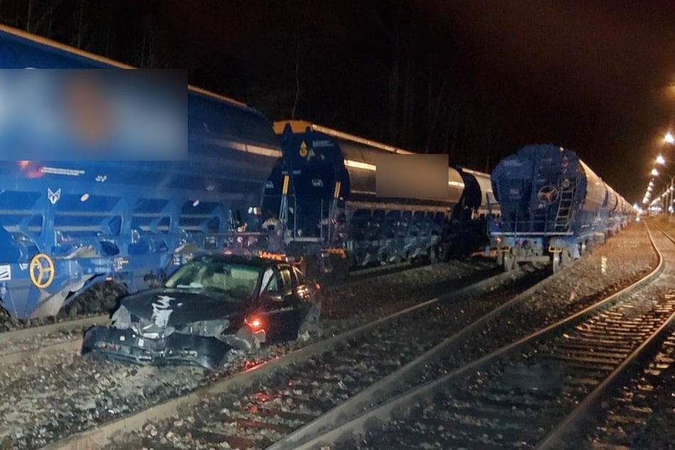 In Rostock krachte ein BMW-Fahrer (23) erst gegen eine Straßenlaterne und landete dann mit seinem Auto in einem angrenzenden Gleisbett.