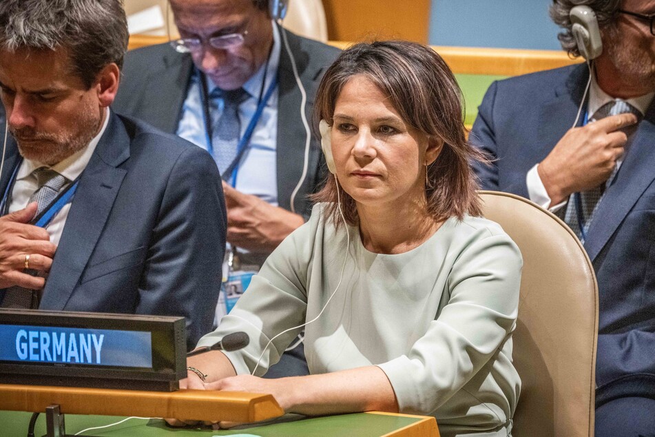 Außenministerin Annalena Baerbock (41, Grüne), verfolgt die Rede von Bundeskanzler Scholz vor den Delegierten in der Generaldebatte bei der 77. Generalversammlung der UN.