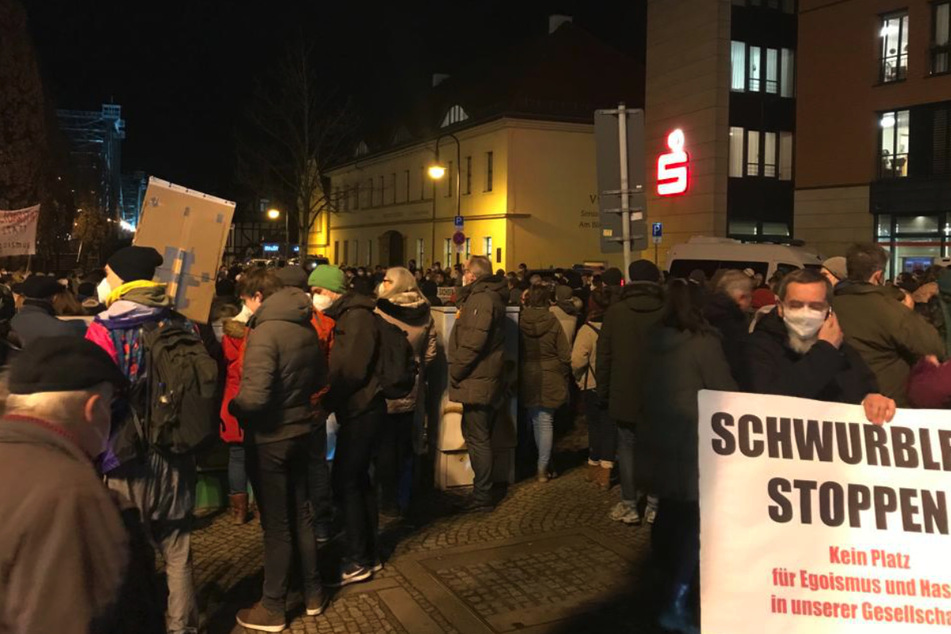 Etwa 400 Menschen fanden sich am Schillerplatz ein.