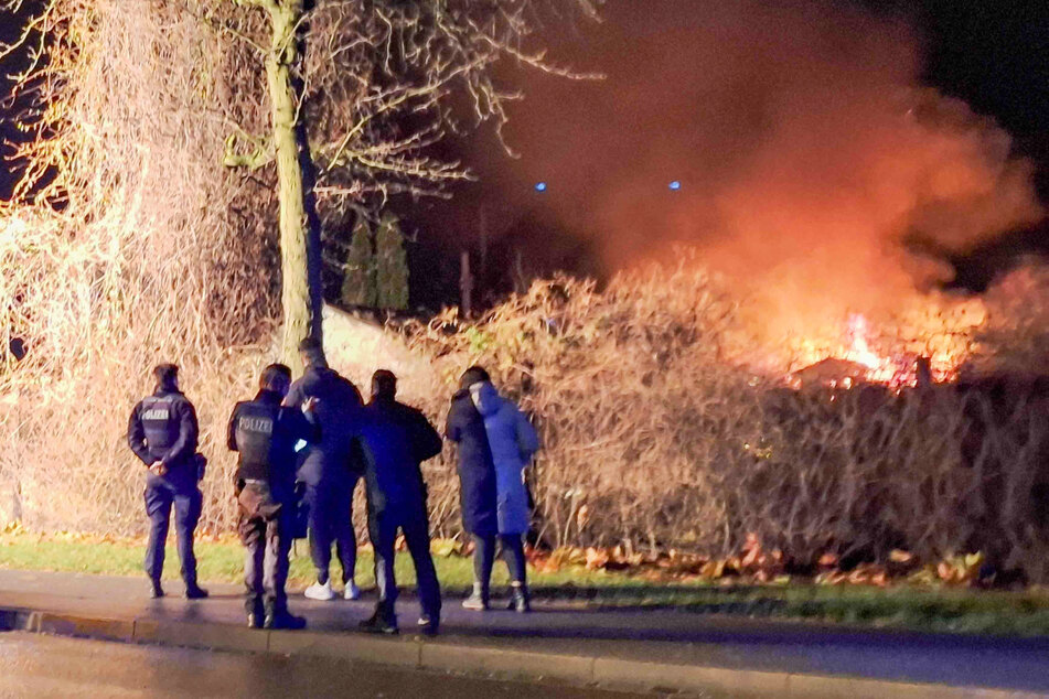 Gartenlaube lichterloh in Flammen: Feuerwehr kann gerade noch Schlimmeres verhindern