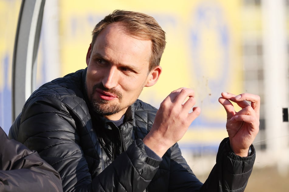 Viel zu tun für Lok Leipzigs Sportchef Toni Wachsmuth (39), der mindestens einen neuen Spieler im Winter holen will.