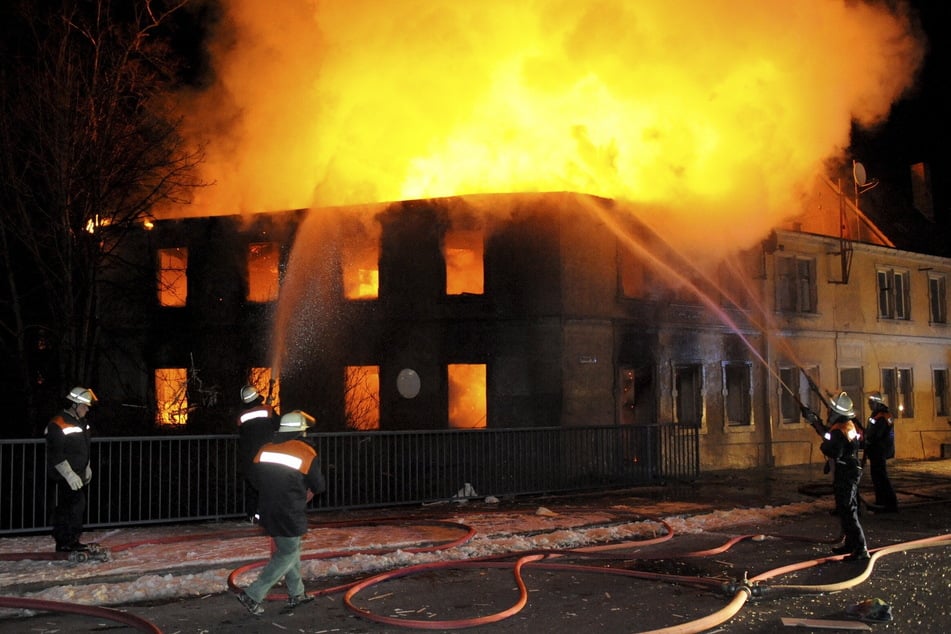Im Februar 2009 brannte das Haus des Künstlers lichterloh. Erst Tage später wurde seine Leiche unter den Trümmern entdeckt.