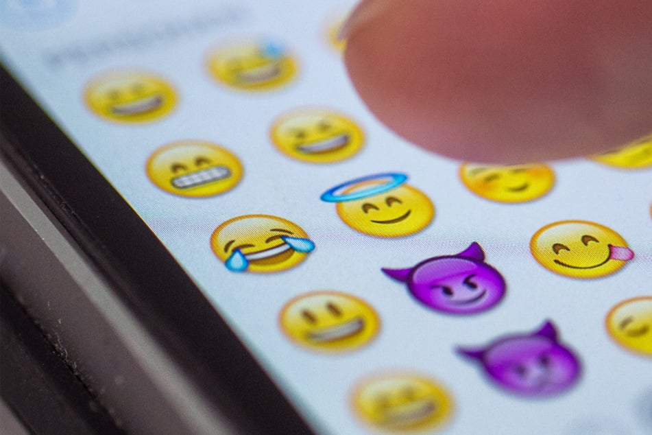 Die Emojis postete die Rentnerin unter einem Beitrag zu einem Brandanschlag. (Symbolbild)