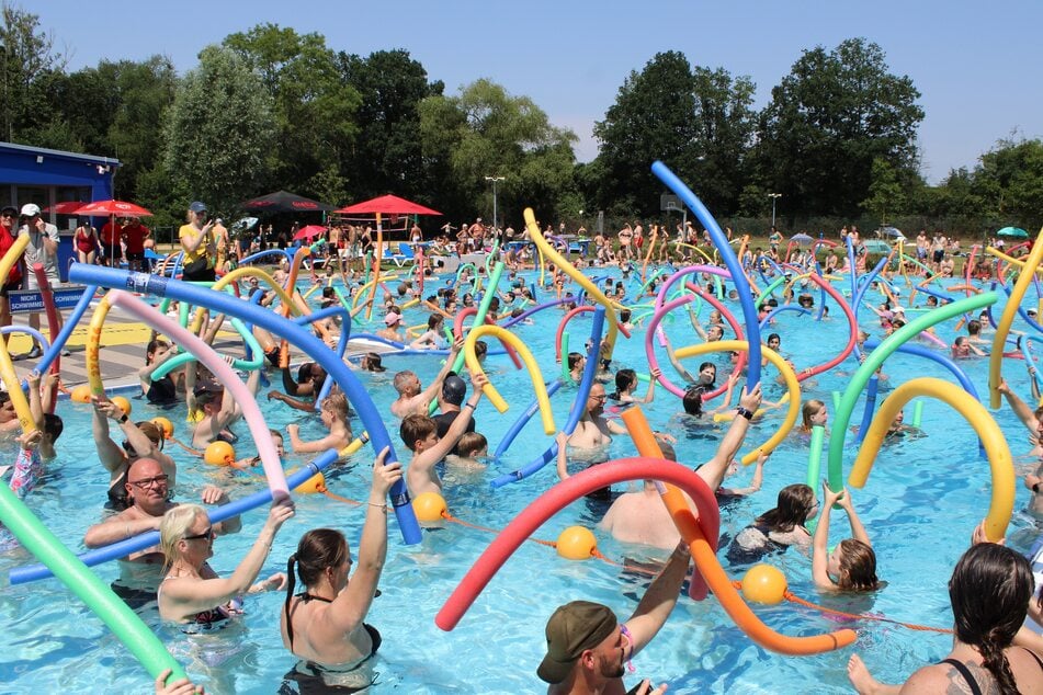 Rund 434 Menschen knackten in Bremen den Poolnudel-Rekord.