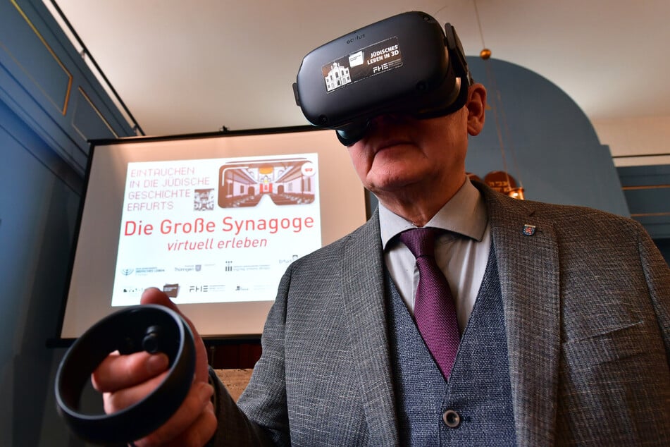 Thüringens Ministerpräsident Bodo Ramelow (68, Linke) besichtigt 2021 mit Controller und VR-Brille die virtuell rekonstruierte Große Synagoge Erfurt. (Archivbild)
