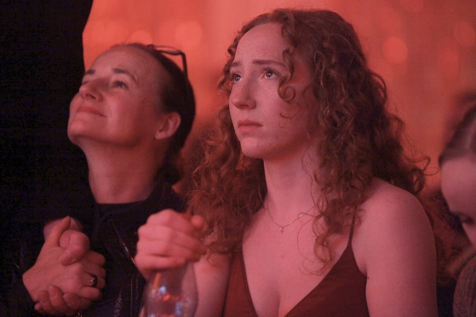 Mama Ines ist sehr stolz auf ihre Tochter und natürlich bei jedem Auftritt dabei.