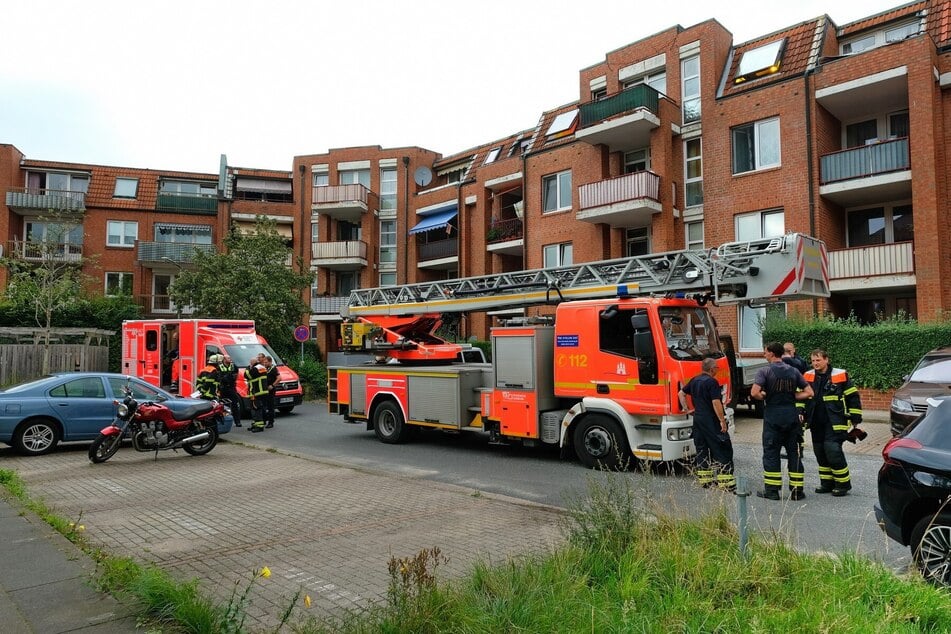 Feuerwehr und Rettungswagen rückten am Donnerstag zu dem Mehrfamilienhaus im Bezirk Bergedorf aus.