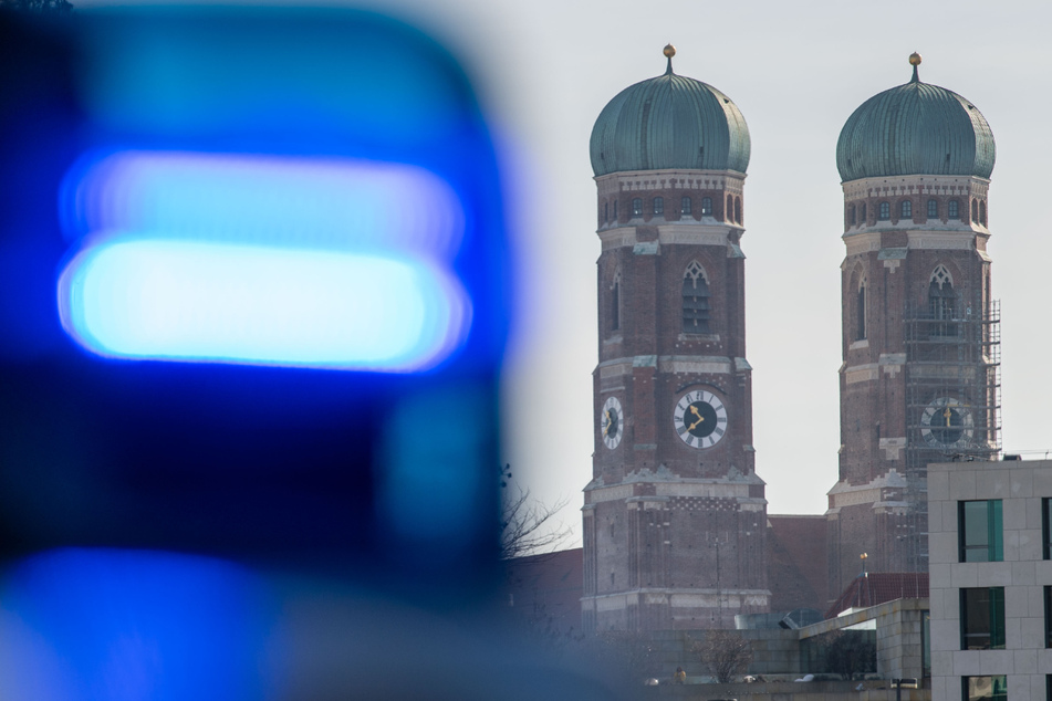 München: Widerliche Szenen! Mann entblößt sich vor 25-Jähriger, pinkelt und fasst ihr an den Hals