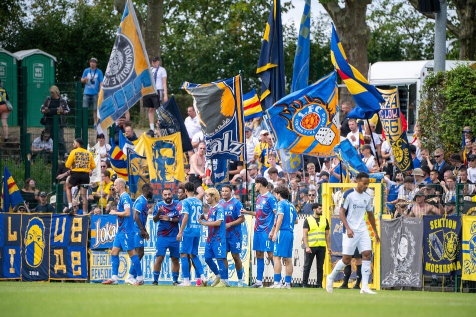 Berliner Jubel vor dem Gästeblock nach dem 1:0 durch Shean Mensah.