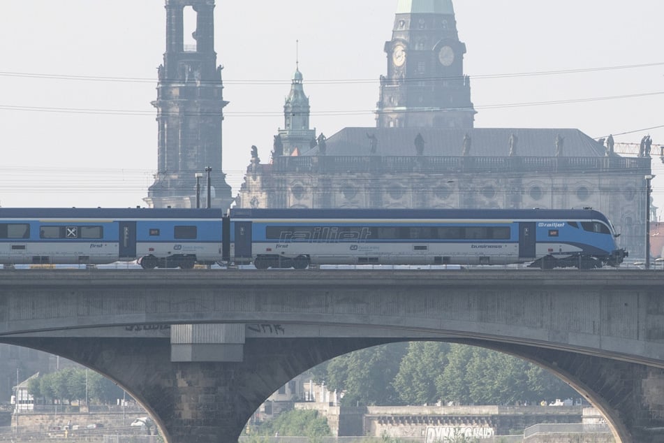 Der gesuchte Mann (25) war mit einem Railjet nach Dresden unterwegs, als Bundespolizisten seine Personalien überprüften. (Symbolfoto)