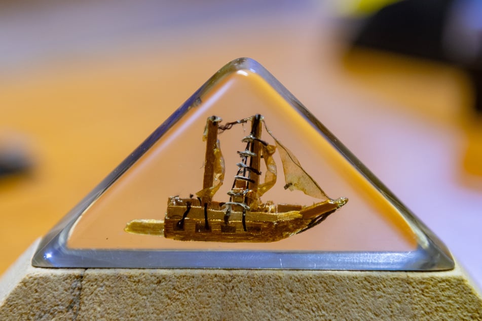 Mit diesem Modell, das der Bastler als Kind baute, fing alles an - es folgten über 500 weitere Schiffe.