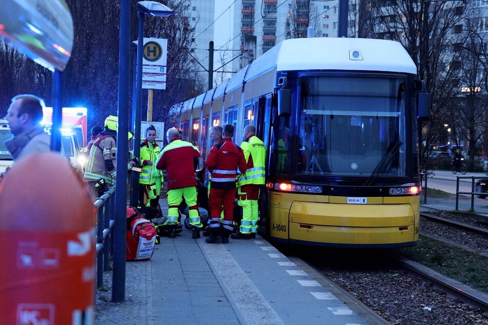 Wie das Kind unter die Straßenbahn geriet, ist bislang unklar.