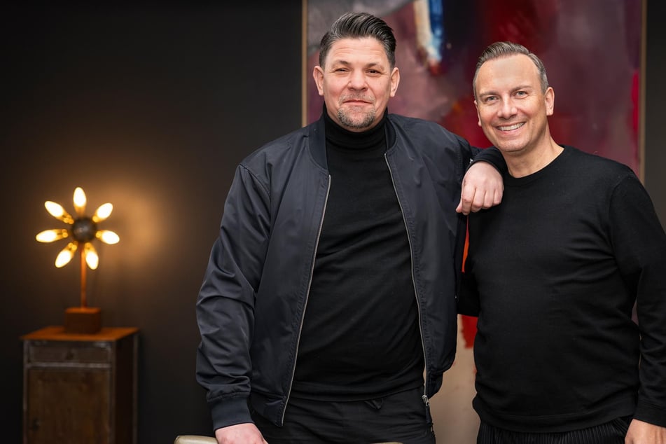 Tim Mälzer (54, l.) und Tim Raue (51, r.) standen bereits in Folge eins von "Kitchen Impossible" vor zehn Jahren gemeinsam vor der Kamera.