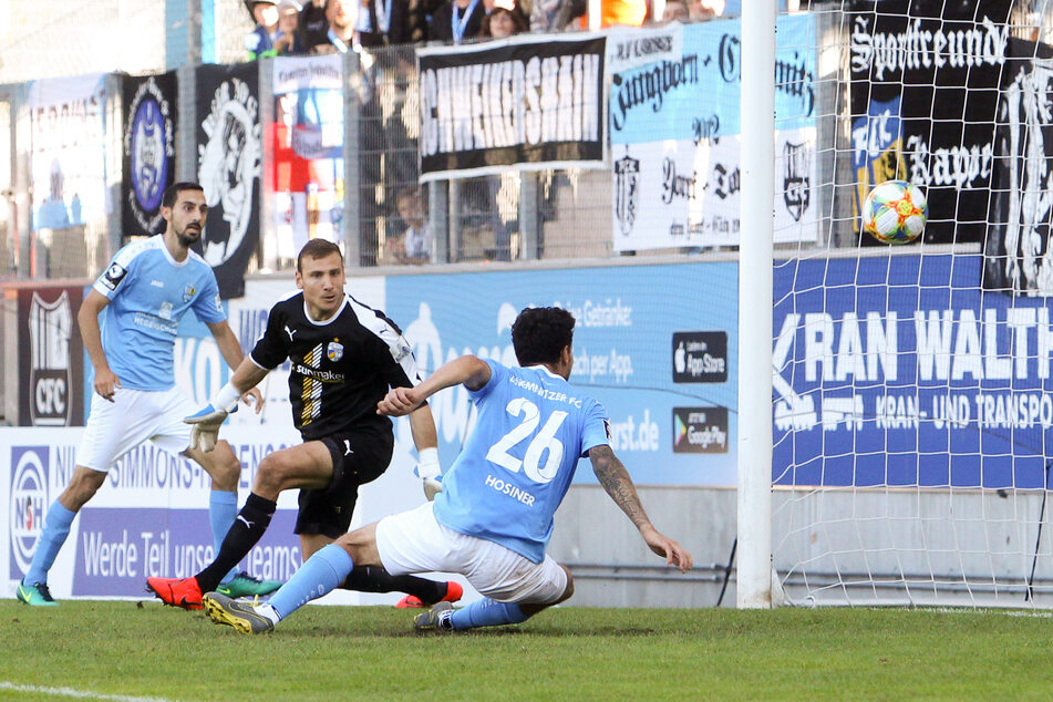 Philipp Hosiner (Nr. 26) trifft im Hinspiel im September 2019 gegen den FC Carl Zeiss Jena zum 3:2, der erste Saisonsieg für die Himmelblauen war perfekt.