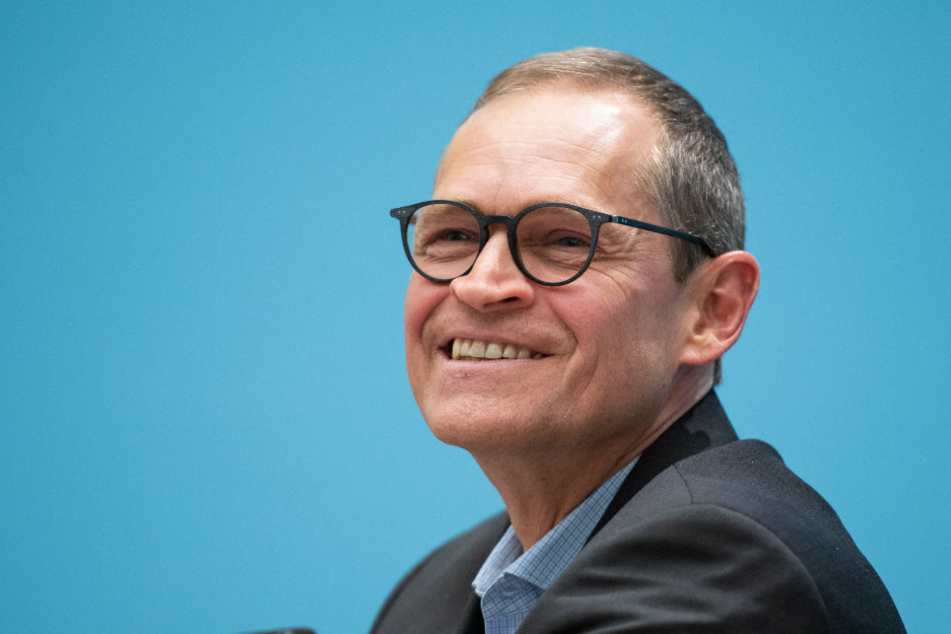 Michael Müller (SPD), Berlins Regierender Bürgermeister, sitzt bei einer Pressekonferenz nach der Sondersitzung des Berliner Senats zur Telefonkonferenz von Bundeskanzlerin Merkel und den Ministerpräsidenten der Länder zur Corona-Krise.
